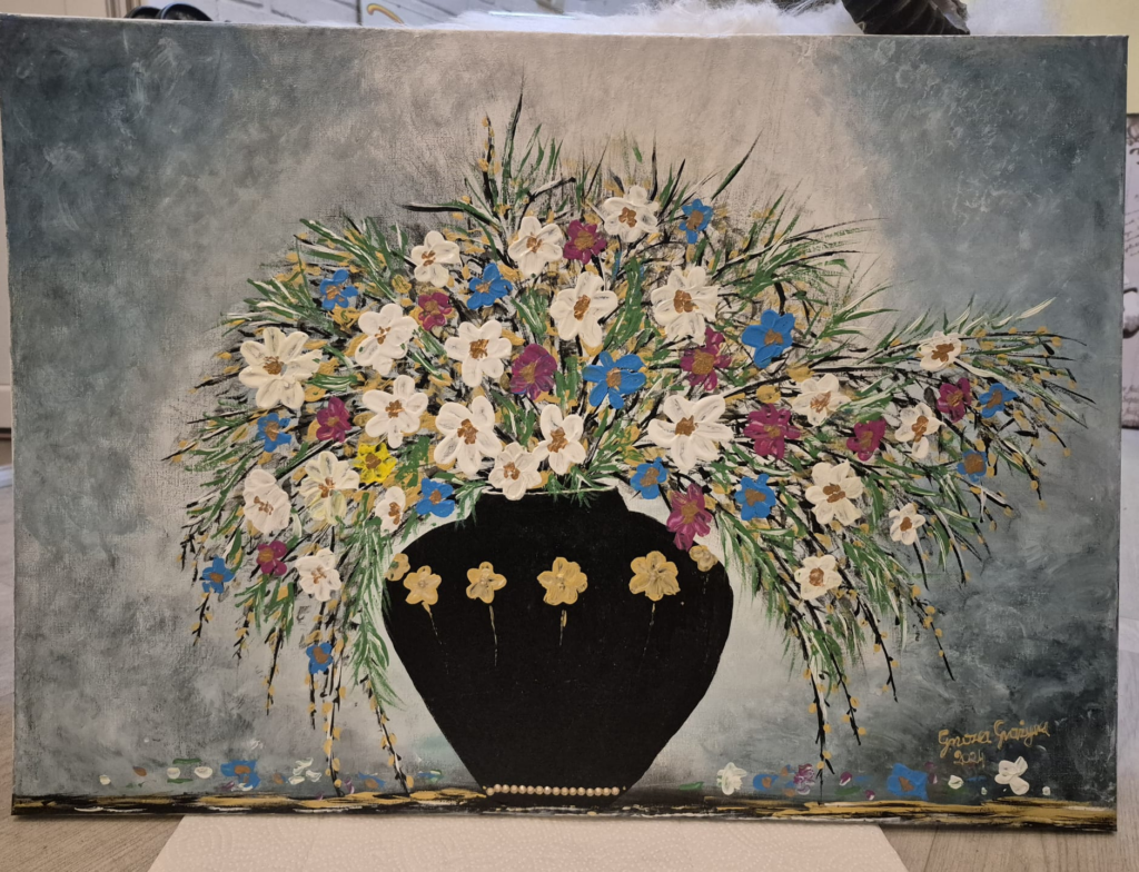 Blumenkomposition im schwarzen Vase
